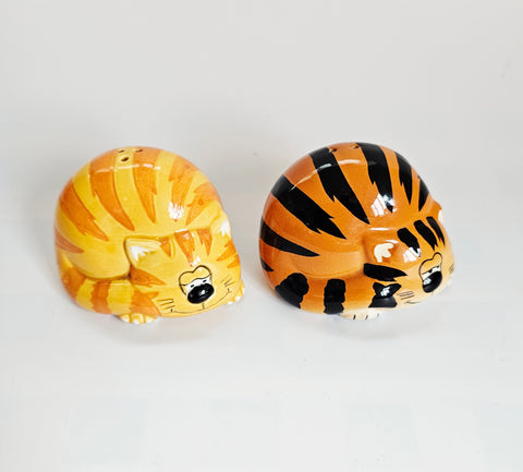 Charming Ceramic Novelty plump Cat Salt and Pepper Shaker / Figurine